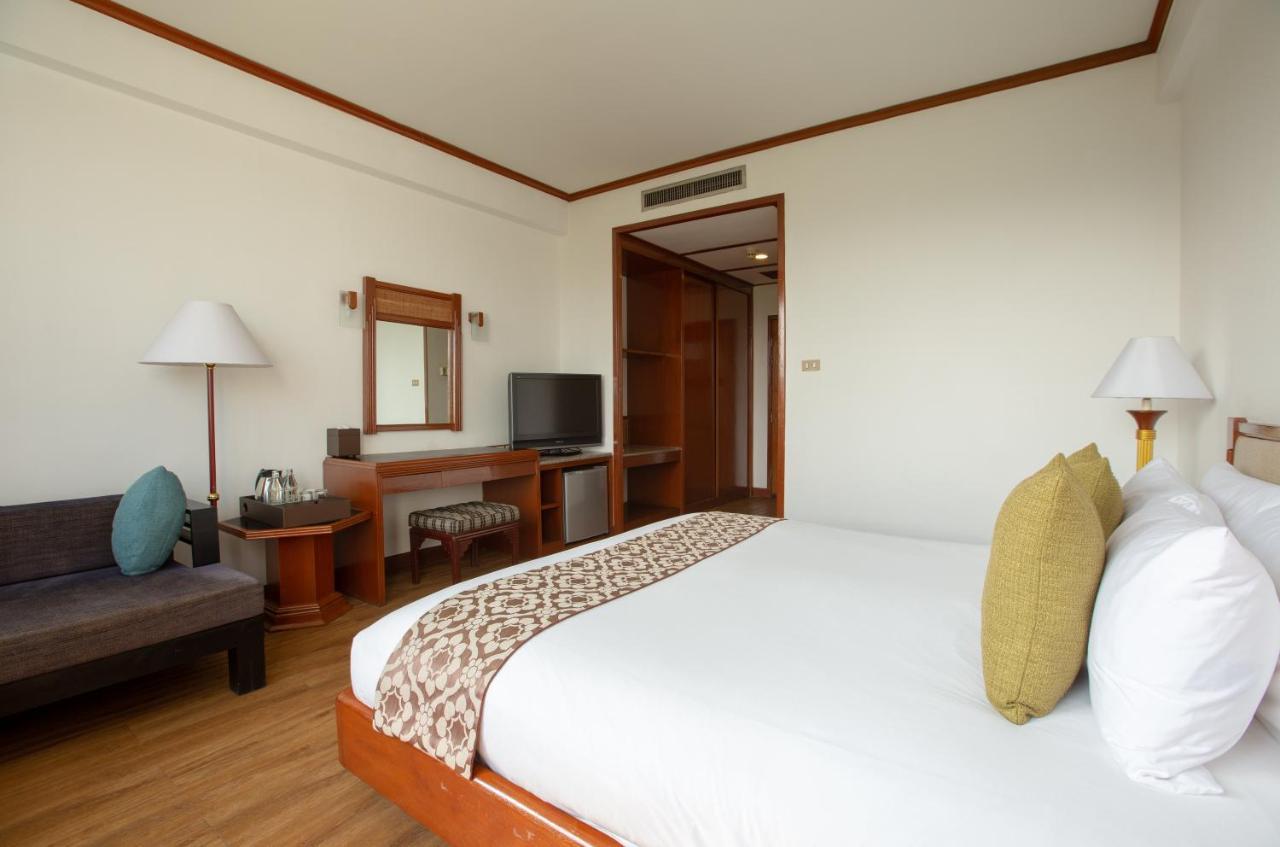 Centara Life Hotel Mae Sot Exterior photo